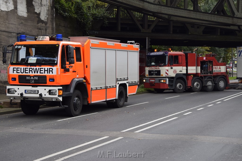 LKW blieb unter Bruecke haengen Koeln Ehrenfeld Innere Kanalstr Hornstr P319.JPG - Miklos Laubert